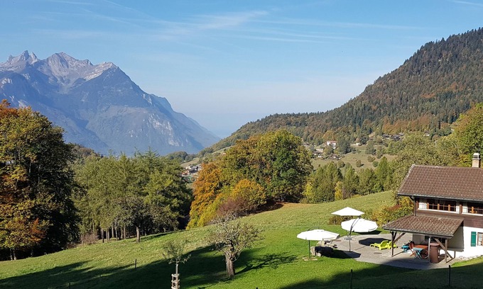 Corbeyrier Ski Chalet | Cosy individuel chalet with a amazing alps and lake panorama, large garden.