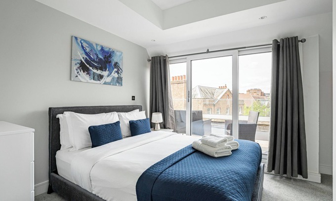 Hanger Hill Apartment | Cosy Large Penthouse Apartment, 5 Minutes to Ealing Broadway Station