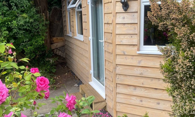 Chorlton-cum-Hardy Cabin | Cosy leafy cabin near city centre. Free parking