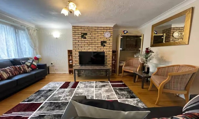 Luton House | Cosy Luton 3 Bedroom House. 5 mins to L&D Hospital/15 mins to Luton Airport