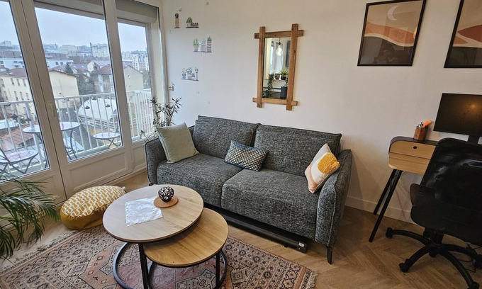 Le Kremlin-Bicetre Apartment | Cosy & Modern Flat With a Balcony