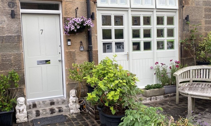 Comely Bank Apartment | Cosy original Mews House in the centre of the city.
