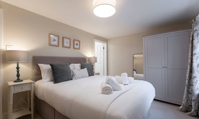 Montpellier House | Cosy Peaceful Self Contained Home in Montpellier