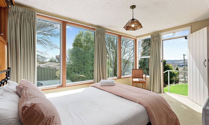 Oberon Ski Chalet | Cosy Pet Friendly Chalet, just 40m to Bathurst Races, 2m to Oberon Town Centre