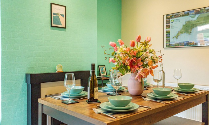 Portland House | Cosy Portland Cottage | Sea Views, Walk to Beach & Coastal Path, Dog Friendly