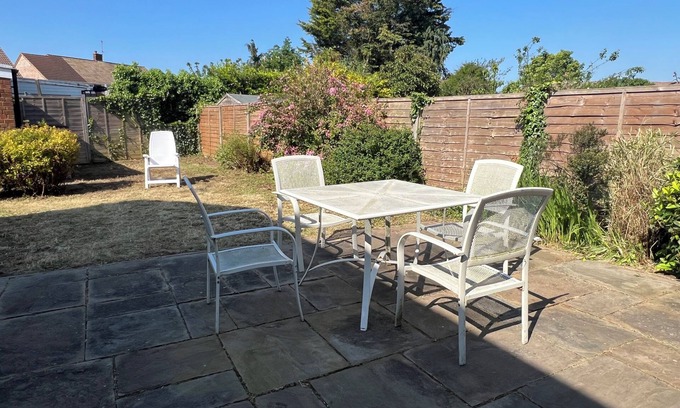Tea Green House | Cosy secure 3 bed house by luton airport with parking