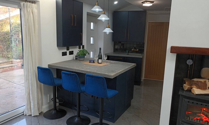 Arnold House | Cosy Self contained bungalow. Hispano, Asian - Brit short stay living space.
