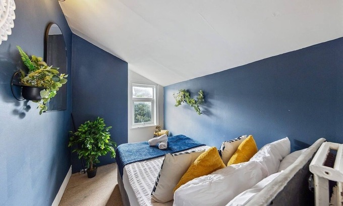 Gillingham House | Cosy Stay in Medway - Sleeps 8