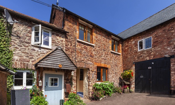 Minehead Cottage | Cosy stone cottage on Exmoor National Park. cycle/walk from door. Pub 2 mins.