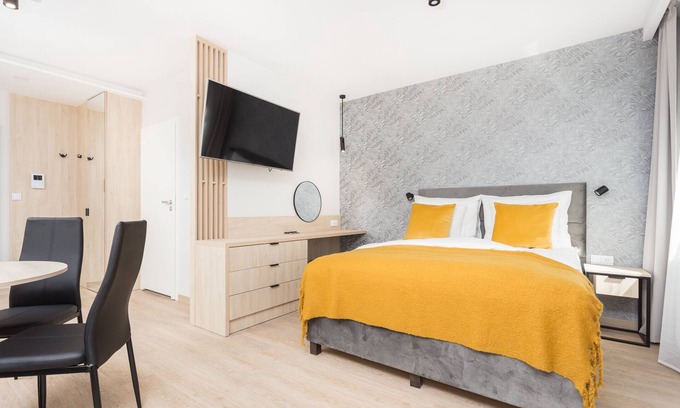 Wesoła Zachod Apartment | Cosy studio Apartment with Aircon and Balcony