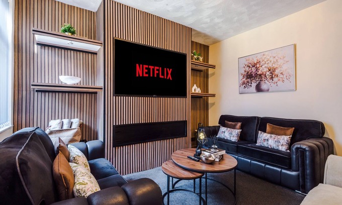 Clayton House | Cosy & Stylish 3-Bedroom Home Near Etihad Stadium & Coop Live Arena