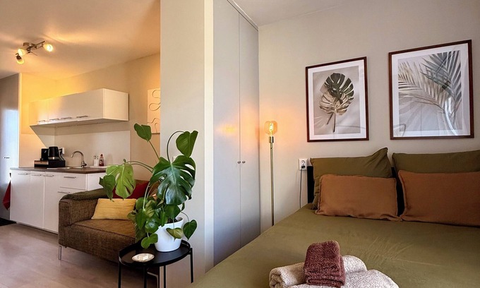 Municipality of Oostzaan Apartment | Cosy, stylish fully private studio with backyard - free parking