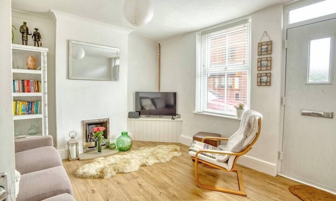 Lincoln House | Cosy town house near The Castle/Pass The Keys
