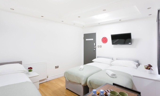 King's Cross House | Cosy Triple Room with Private Bathroom (En-suite)