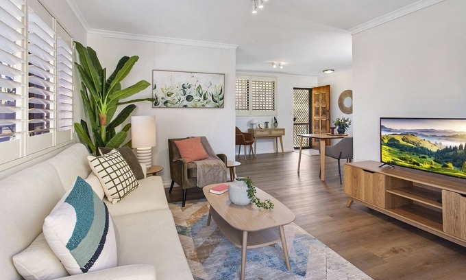 New Farm Apartment | Cosy Unit with Parking near New Farm Park & River