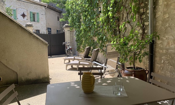 Eygalieres House | Cosy village house in Provence for 2,4,6 or 8, air-con, courtyard with swim pool