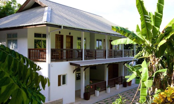 Baie Ste Anne Bed & Breakfast | Cote Jardin - Chalets Cote Mer