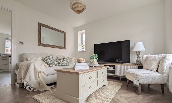 Ashchurch House | Cotswold green - sleeps 5 - free ev charge