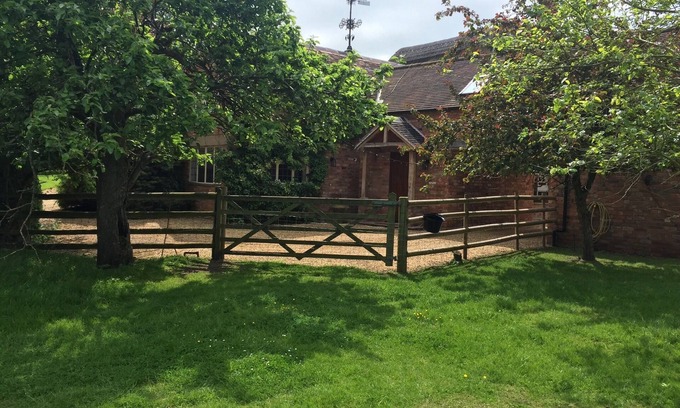 Wimpstone Cottage | Cotswolds heaven, feed the alpacas and relax in luxury cottage with hot tub
