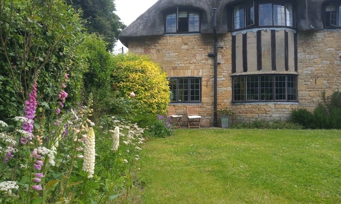 Broadway Cottage | Cotswolds Thatch Cottage, countryside views, walk to shops.