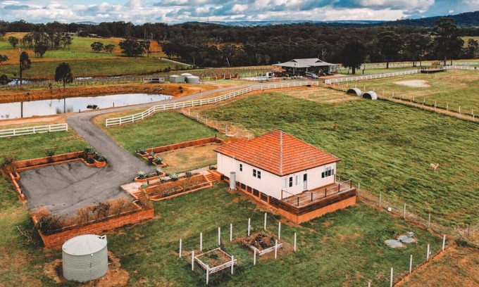 Cooranbong Cabin | Cottage 02 · Cheerful 3 Bedroom Farm Stay With Tennis Court