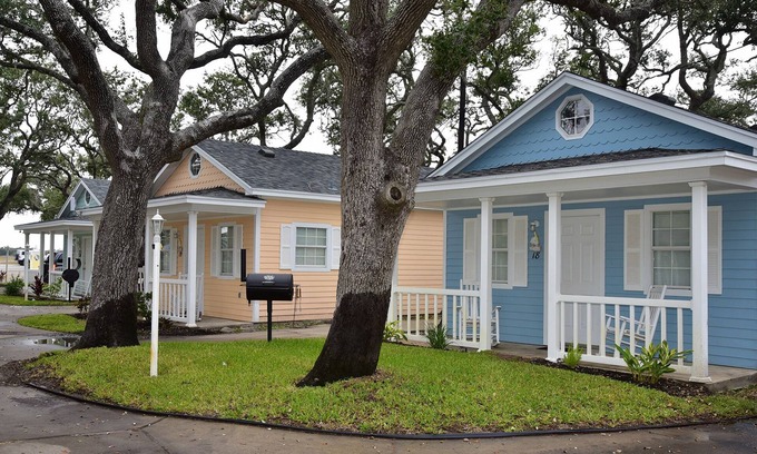 Fulton House | Cottage 16 at D&R Pelican Bay Resort