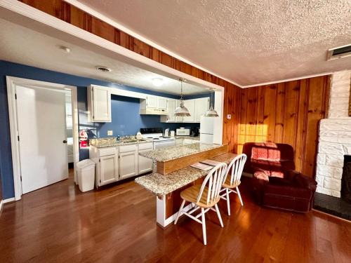 Nancy House | Cottage 5- Lees Ford Marina