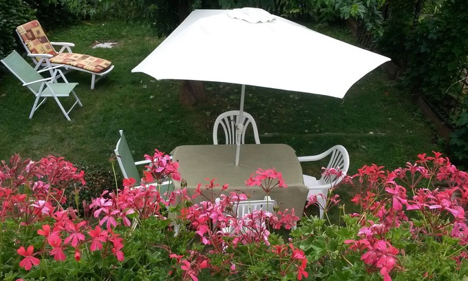 Heudreville-sur-Eure Cottage | Cottage 'Aux Chants Des Oiseaux' with Private Garden and Wi-Fi