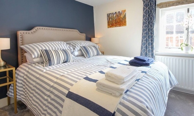 Farnham Cottage | Cottage-Deluxe-Private Bathroom-Street View