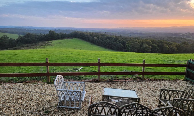 Hoddles Creek House | Cottage Farm Stay in a converted barn. Stunning views of the Yarra Valley.