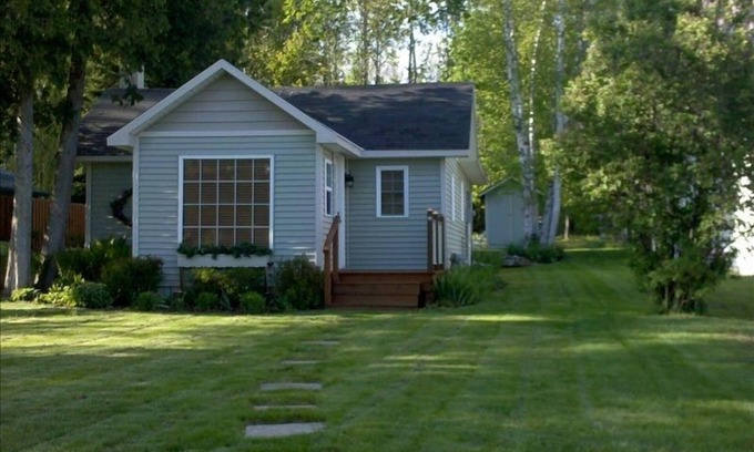 Oden Cottage | Cottage Home Crooked Lake Alanson by Petoskey Harbor Springs Mackinac WIFI Cable