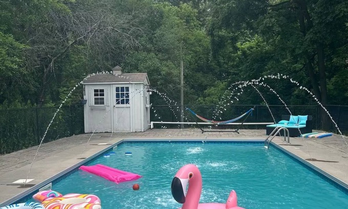 Richmond Hill Cottage | COTTAGE HOME WITH POOL IN RICHMOND HILL