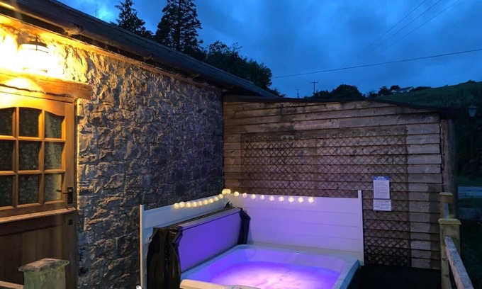 Llancarfan Cottage | Cottage + Hot Tub/gym outskirts Cardiff/Cowbridge, stunning rural location