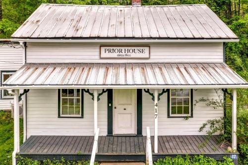 Oak Hill House | Cottage & Hot Tub Near Ski Resorts