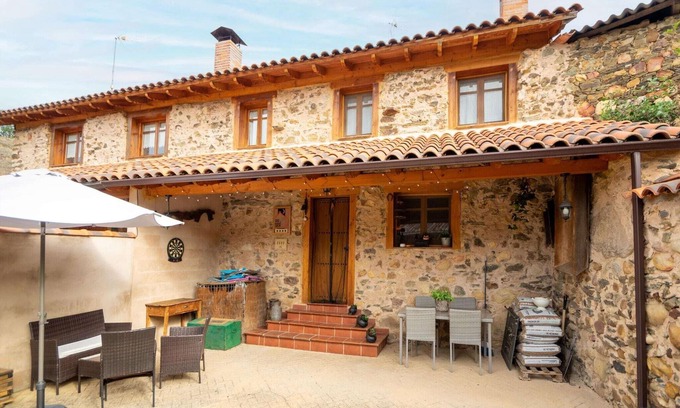Benllera Cottage | Cottage in Benllera near Selga Lake