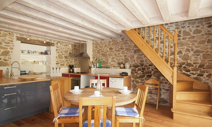 Roussines Cottage | Cottage in Dordogne with Accessible Terrace