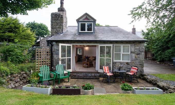 Pantymwyn Cottage | Cottage in Pantymwyn near Loggerheads Park