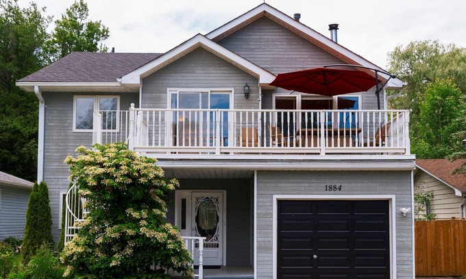 Alcona House | Cottage/Lake Simcoe/Innisfil/5 Bedrooms/10 Guests