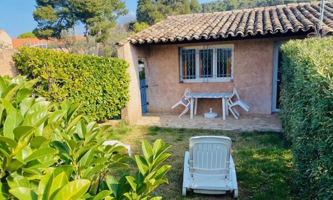 Lorgues Cottage | Cottage "Location, Piscine, Animaux, Var, Wifi" with Shared Pool, Private Terrace & Wi-Fi
