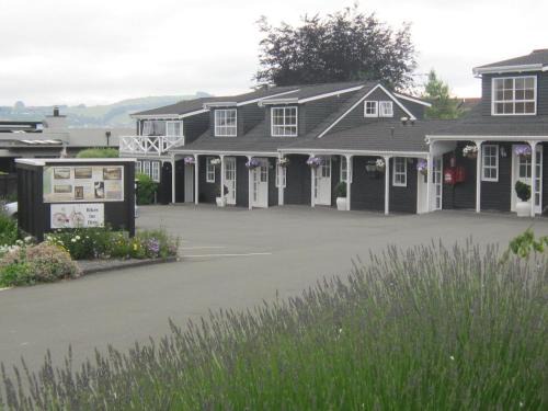 Two Mile Bay Hotel | Cottage Mews Motel