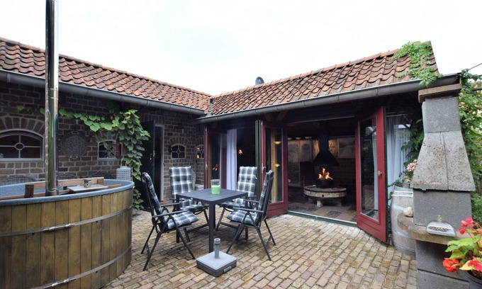 Musselkanaal House | Cottage near Bourtange with Hot Tub