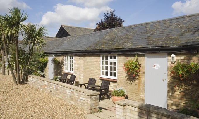 Cambridge Cottage | Cottage Old Barn Room at Wallis Farm House
