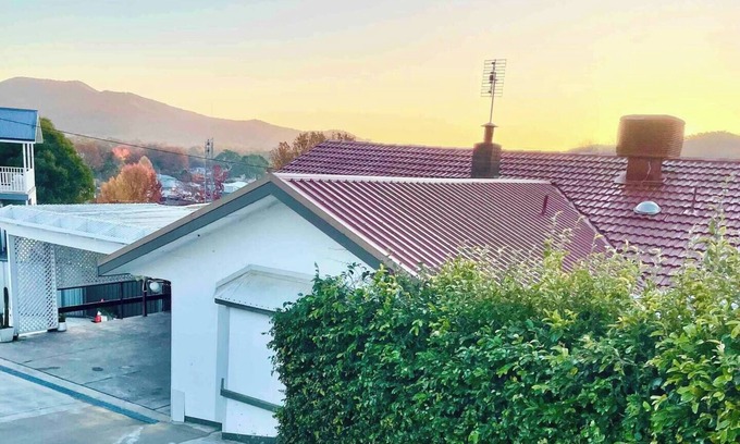 Myrtleford House | Cottage on The Hill S