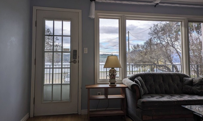 Tappen House | Cottage on the lake in the Shuswap - private beach - buoy for boat available