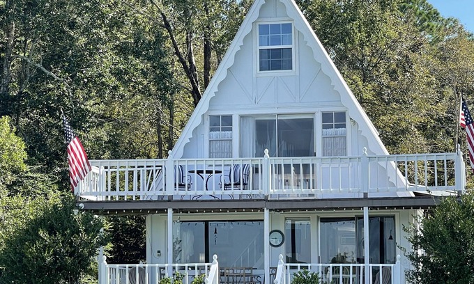 McNeill Cottage | Cottage on the Lake