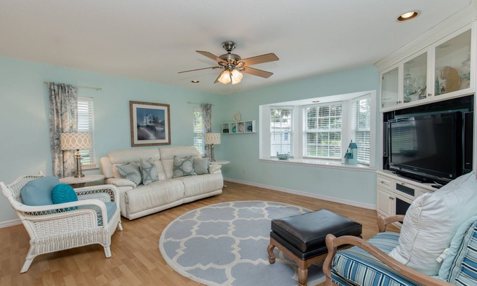 Sebastian Highlands House | ๐น๐ Cottage Paradise! 2BR/2BA, Pets Welcome, TV, Wi-Fi