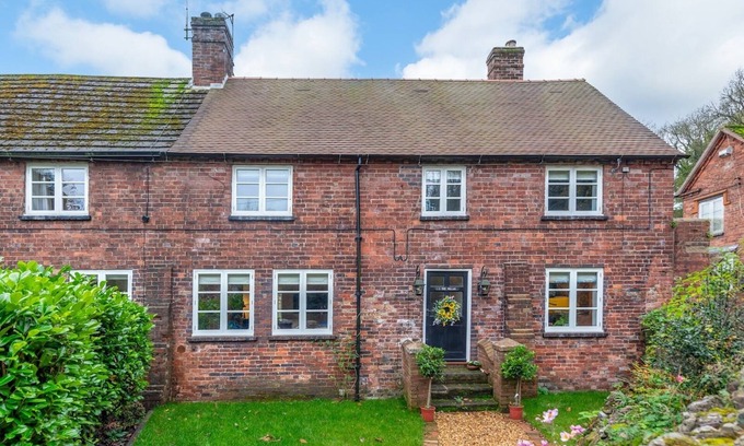 Jackfield House | Cottage Retreat - Fireplace & Garden nr Ironbridge | Pass the Keys