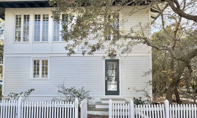 Wiregrass Meadows House | Cottage w/Prime Location 4 Mins to Beach in Seaside, Porch + 2 Adult Bikes