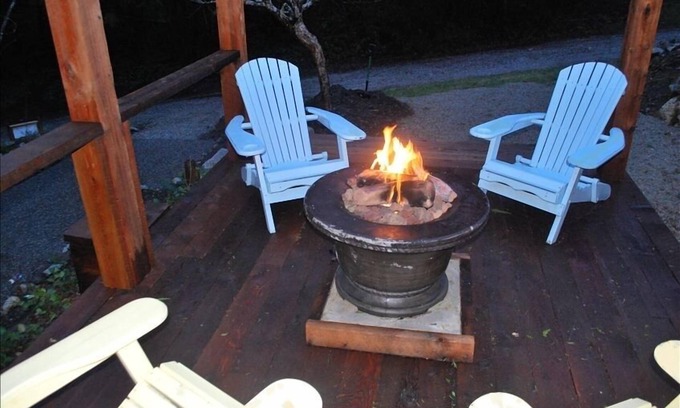 Tuwanek Cottage | Cottage with Hot Tub Deck / Gazebo with Propane Firepit