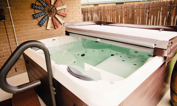 Terrell Cottage | Cottage with hot tub!